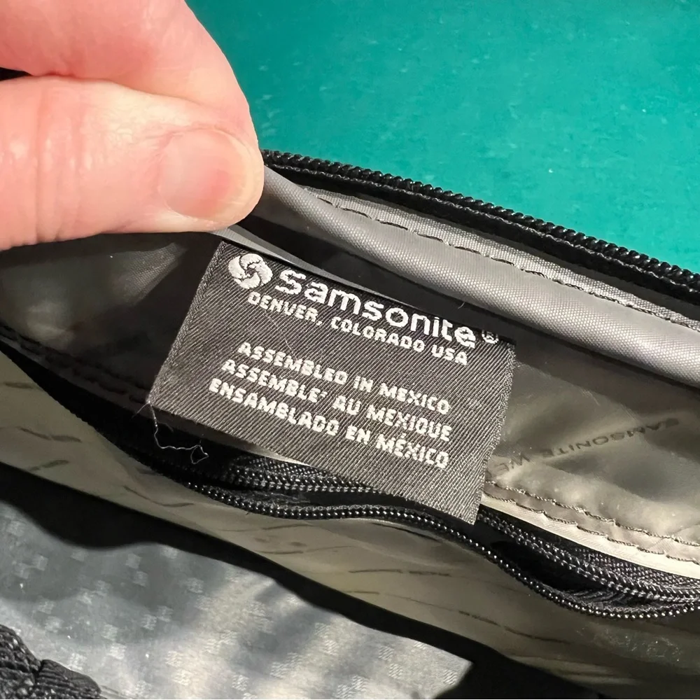 Samsonite Briefcase laptop/computer messenger-style bag with shoulder strap